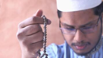 A muslim man holding a rosary video