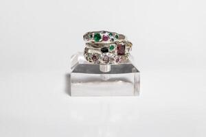 hecho a mano plata anillos con vistoso piedras preciosas y único diseño en un blanco antecedentes. foto