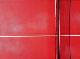 top view of the net and service lines of a red tennis court photo