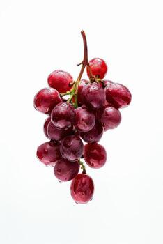 un manojo de uvas en un blanco antecedentes foto