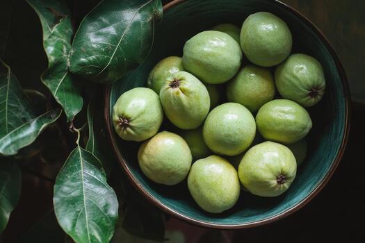 un cuenco de verde guayaba Fruta en un mesa foto