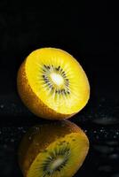 A kiwi fruit is reflected in a mirror photo