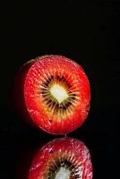 A kiwi fruit is reflected in a mirror photo