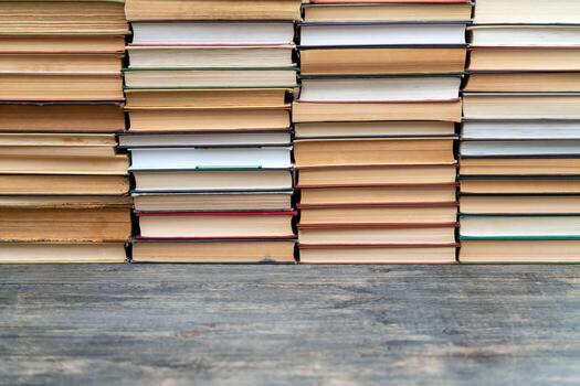 filas de libros en el biblioteca. antecedentes para texto. símbolo de conocimiento y aprendiendo. foto
