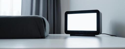 un cabecera lámpara es sentado en el mesa siguiente a el cama foto