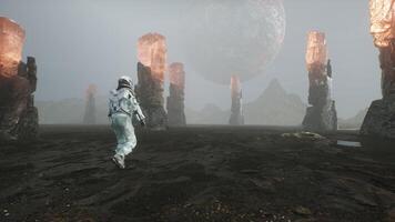 astronauta camina en el superficie de un extraterrestre planeta con un ver de espacio paisaje video