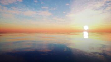 el Dom es ajuste terminado el agua y el nubes son reflejado en el agua video