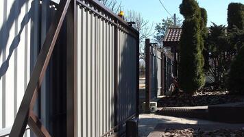 the gate is closed by remote control before entering the courtyard of the house video