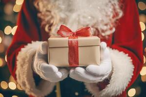 Papa Noel da un regalo caja de festivo verde color. Papa Noel claus es participación un regalo caja en contra un borroso antecedentes de luces. foto