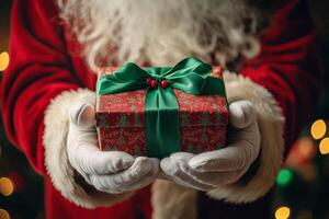 Papa Noel da un regalo caja de festivo verde color. Papa Noel claus es participación un regalo caja en contra un borroso antecedentes de luces. foto