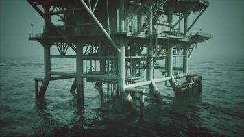 vieux pétrole Plate-forme des stands résilient dans crépuscules Profond des eaux video