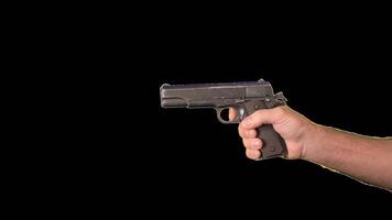 masculino mãos apresentando armas uma pistola. alfa canal. simulação do recarregando armas e tiroteio uma pistola em uma transparente fundo video
