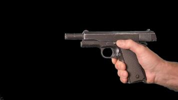 masculino mãos apresentando armas uma pistola. alfa canal. simulação do recarregando armas e tiroteio uma pistola em uma transparente fundo video