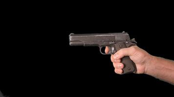 masculino mãos apresentando armas uma pistola. alfa canal. simulação do recarregando armas e tiroteio uma pistola em uma transparente fundo video
