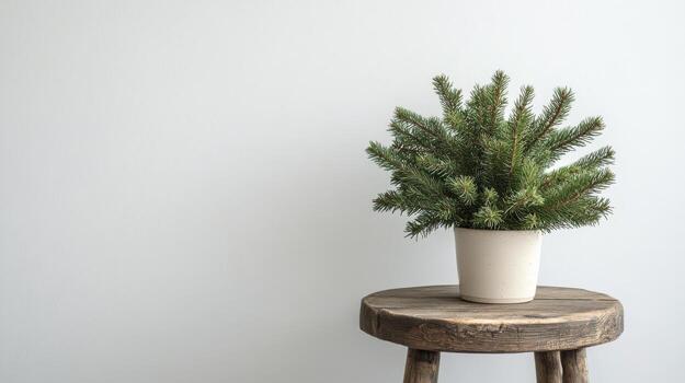 Fresco hojas perennes ramas arreglado en un rústico de madera taburete en un acogedor interior ajuste foto