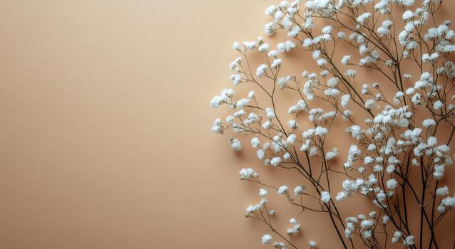 delicado blanco flores arreglado en contra un suave melocotón antecedentes en un calma interior ajuste foto