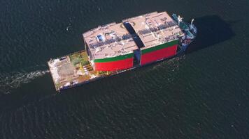 drone vue de une lourd transport navire chargé avec sections de pétrolier sur plate-forme video