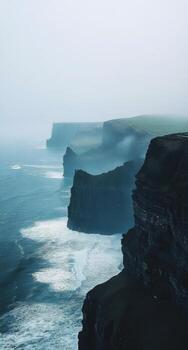 brumoso acantilados y estrellarse olas a lo largo el escabroso costa a acantilados de Moher en Irlanda foto