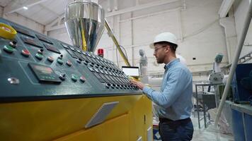 ingeniero trabajando a programable cnc máquina en fábrica industrias video