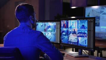 segurança guarda trabalho em uma computador com vigilância cctv cenas dentro uma monitoramento Centro com múltiplo máquinas fotográficas em uma grande digital tela. empregados sentar dentro frente do monitores com grande dados video