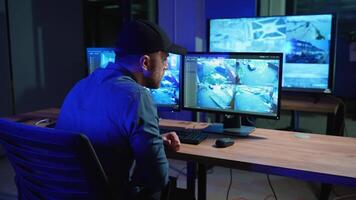 segurança guarda trabalho em uma computador com vigilância cctv cenas dentro uma monitoramento Centro com múltiplo máquinas fotográficas em uma grande digital tela. empregados sentar dentro frente do monitores com grande dados video