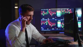 kryptovaluta näringsidkare med headsetet är diskuterar med företag partner av bitcoin tillväxt video