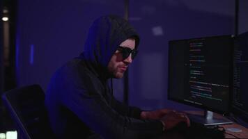 programador escreve código para hacker ataque. hacker segurando dedo em lábios video