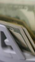 Geld Zählen Maschine. Banknote Zähler sind Zählen hundert Dollar Rechnungen. Nahansicht Vertikale video