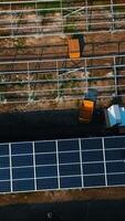 fotovoltaico poder geração equipamento. verde energia. eletricidade. poder energia painéis. engenheiro em uma solar plantar. vertical video