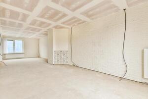 An empty room with a white brick wall and a ceiling photo