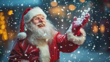 Papa Noel claus sonriente y alcanzando fuera a captura que cae copos de nieve, vestido en su tradicional rojo traje con blanco piel recortar, disfrutando un festivo invierno noche. foto