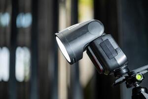 A flash light is on a tripod with a camera photo