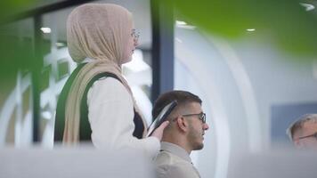 grupp av företag människor brainstorming tillsammans i en börja Plats, diskuterar företag projekt, investeringar, och lösning utmaningar. video