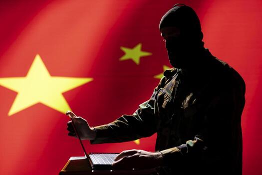 enmascarado chino técnico haciendo larva del moscardón cuentas extensión falso Noticias en línea quiso decir a criticar occidental potestades. desarrollador trabajando para China inteligencia cuerpo codificación Troll granja promoviendo comunismo foto