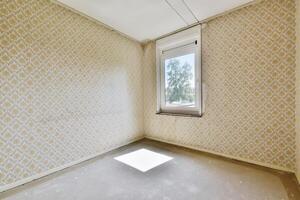 An empty room with wallpaper and a window photo