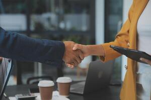apretón de manos de negocios para el trabajo en equipo de fusión y adquisición de negocios, negociación exitosa, apretón de manos, dos hombres de negocios se dan la mano con un socio para celebrar la asociación y el concepto de negocio foto