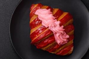 crujiente Fresco rojo cuerno con crema y fresas foto