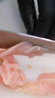 pass the chicken breast chicken rolls with smoked olives cheese and cooked ham and passed in breadcrumbs. video