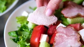 add meat to salad Delicious salad with fried chicken, blue cheese, strawberries and walnuts. Presentation of the dish. Rotating and moving the camera. Adding ingredients, decoration. video