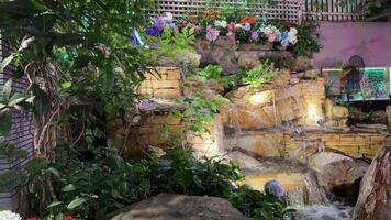 artificiell vattenfall i de tempel tillverkad från stenar av olika storlekar. bunden med cement i skikten när vatten är släppte till träffa varje golv. mycket realistisk och skön video