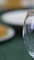 dîner le déjeuner vide verre nourriture sur table table réglage avec fleurs et vert nappe de table video