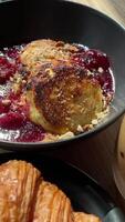 gelo café com leite croissant chalé queijo panquecas com cereja geléia cortar com uma faca comer com uma garfo video
