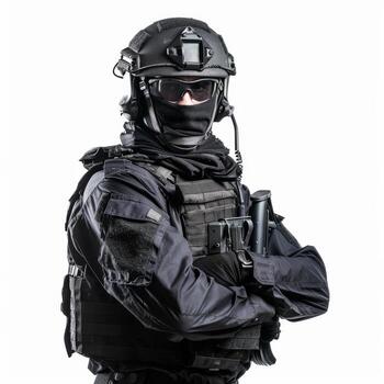 un hombre en un negro traje y casco con un pistola foto