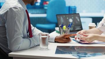 sjukvård professionell användningar ett oximeter till mäta de syre nivåer för patient på kolla upp upp, diagnostisk verktyg för exakt medicinsk råd. övervakning puls och mättnad med indikator. kamera a. video