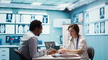 sjukvård professionell användningar ett oximeter till mäta de syre nivåer för patient på kolla upp upp, diagnostisk verktyg för exakt medicinsk råd. övervakning puls och mättnad med indikator. kamera b. video