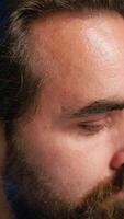 vertical retrato do conteúdo O Criador usando Alto tecnologia qualidade microfone dentro estúdio para Faz asmr , discutindo com espectadores. sorridente homem usando profissional microfone para registro podcast, Câmera b fechar acima video