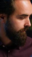 vertical retrato do conteúdo O Criador usando Alto tecnologia qualidade microfone dentro estúdio para Faz asmr , discutindo com espectadores. sorridente homem usando profissional microfone para registro podcast, Câmera uma fechar acima video
