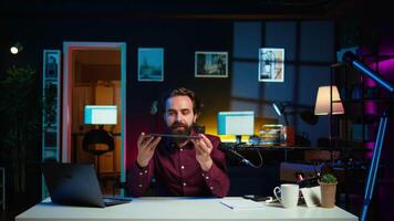 Tech esperto presentazione tavoletta nel iscrizione livello Basso bilancio prezzo gamma per interessato spettatori, le riprese nel studio. virale soddisfare Creatore rivedere digitale dispositivo nel davanti di Internet pubblico, telecamera B video