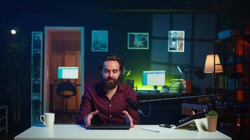 tech innehåll skapare filmning recension av nytt släppte gaming bärbar dator, avboxning den och ger respons till hans fanskara. internet stjärna godkänna sponsor märkesvaror enhet till prenumeranter, kamera b video