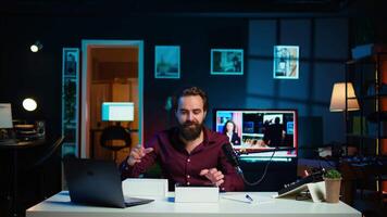 tech influencer filmning teknologi recension av nytt släppte smartphone, avboxning den och presenter specifikationer till publik. bloggare som visar telefon till prenumeranter, kamera b video